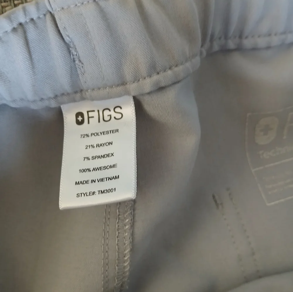 FIGS Men's Cairo Cargo Scrub Pants in Gray. Size L